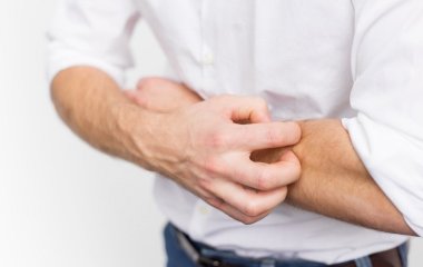 Неврологи розповіли, як позбутися сверблячки