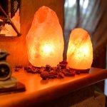 Просто украшение или целительное средство: ученые рассказали, действительно ли полезны солевые лампы