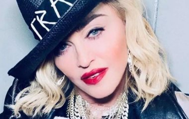 Мадонна опубликовала в своем Инстаграм фото с обнаженной грудью