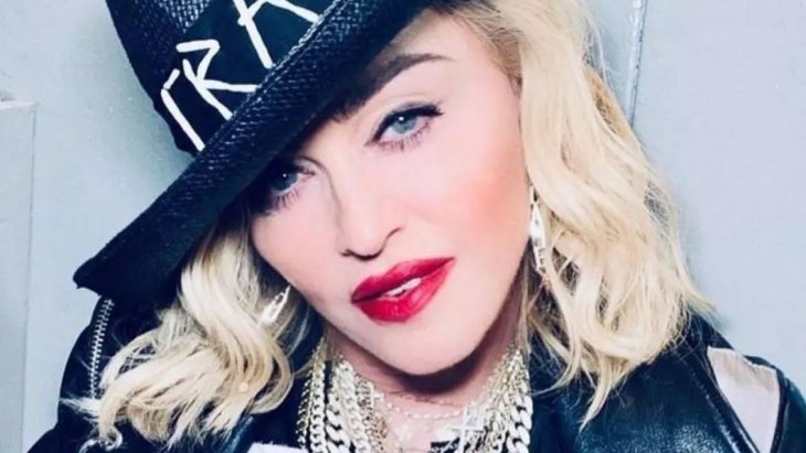 Мадонна опубликовала в своем Инстаграм фото с обнаженной грудью