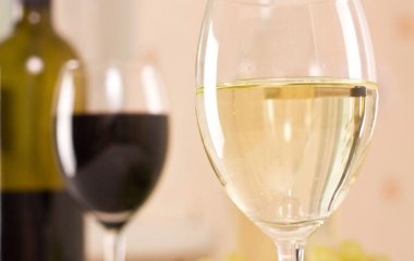 Лікар розкритикував висновки вчених про користь двох келихів вина на день