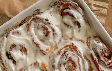 Булочки з корицею та вершково-сирним соусом