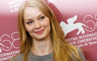 Светлана Ходченкова в бикини резвится в бассейне
