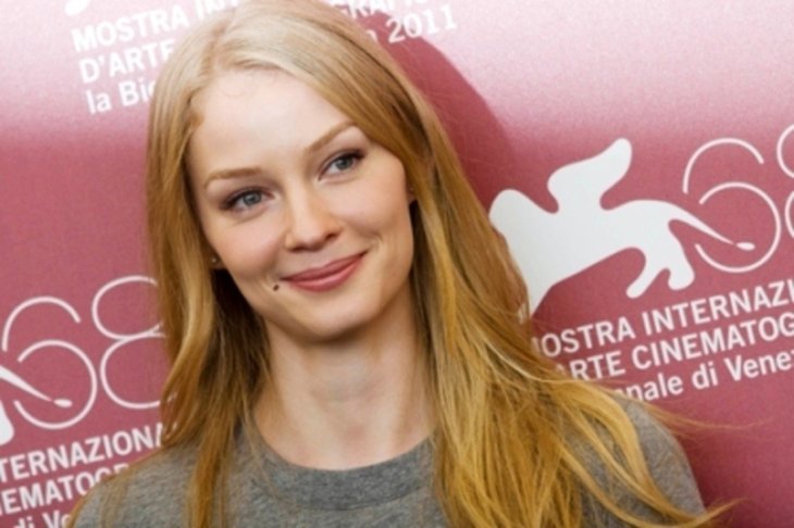 Светлана Ходченкова в бикини резвится в бассейне