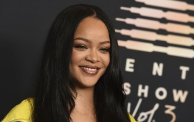 Рианна на третий месяц после родов показалась в нижнем белье и посветила пышными формами