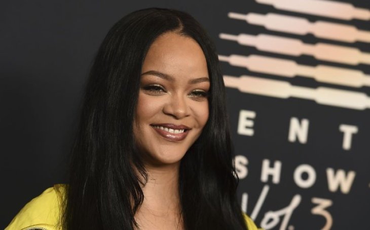 Рианна на третий месяц после родов показалась в нижнем белье и посветила пышными формами