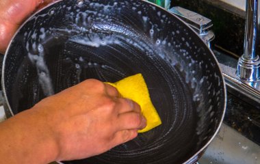 Чи треба мити сковорідку відразу після смаження їжі: професійні кухарі дали остаточну відповідь