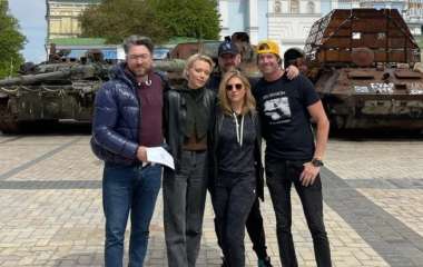Звезды Голливуда Кэтрин Винник и Иванна Сахно посетили Киев и прогулялись по центру города