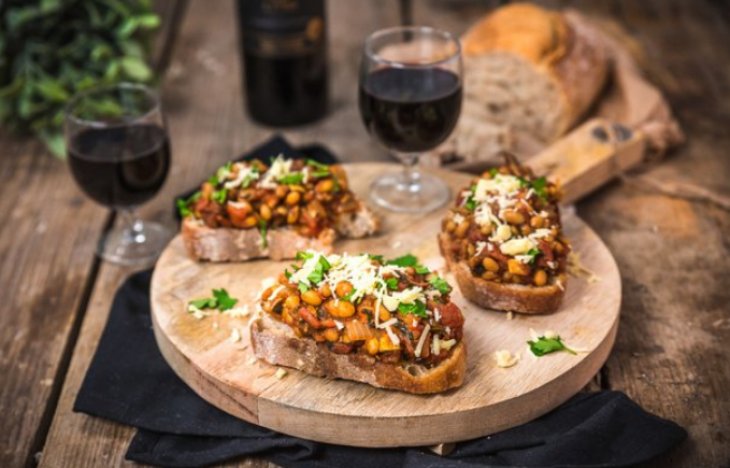 Брускетта с белой фасолью