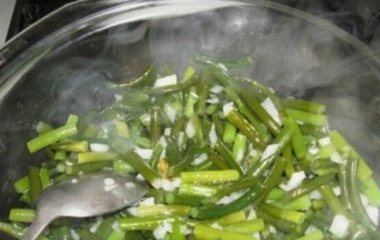 Как приготовить вкусные чесночные стрелки в сметане