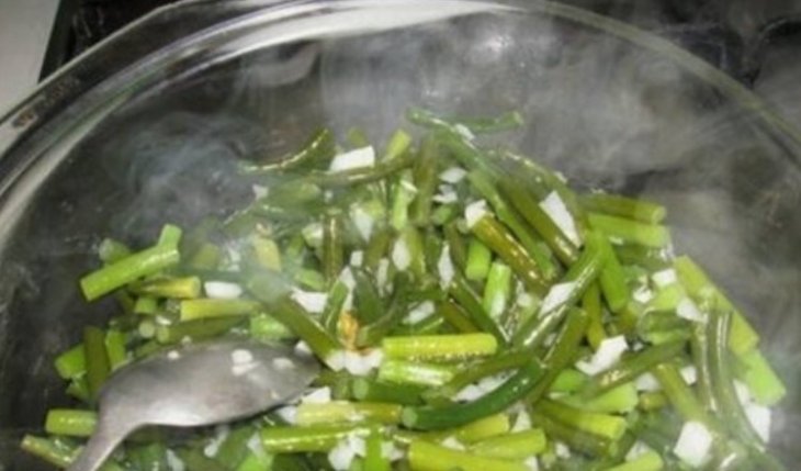 Как приготовить вкусные чесночные стрелки в сметане