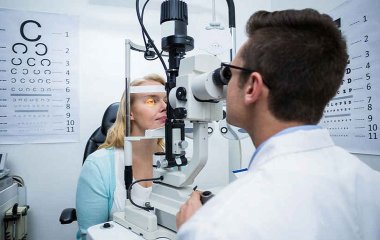 Офтальмолог назвала небезпечні причини появи мушок перед очима