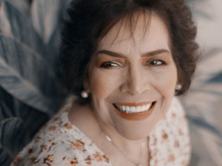 Які кольори освіжають обличчя після 40: простий тест перед дзеркалом