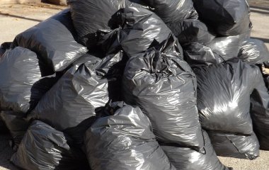 Чи можна виносити сміття з дому ввечері — відповідь священника