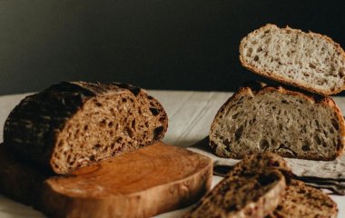 Чому хліб потрібно починати різати посередині: неочікуване пояснення — але це дійсно практично