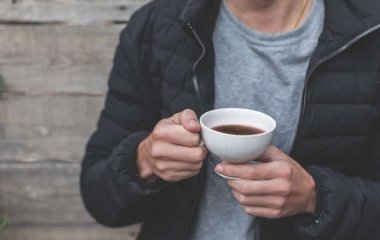 Медики объяснили, почему мужчинам опасно пить чай
