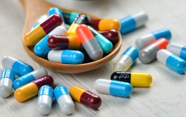 Чому антибіотики продають за рецептом, а антивірусні - без