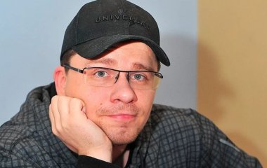 «Похож на Бузову»: Харламов показал худощавого Киркорова с седыми волосами