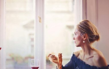 Що насправді їдять жінки за 40, щоб мати вигляд на 20: перевірені секрети вічної молодості