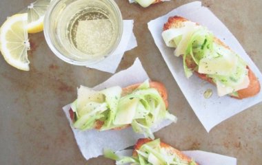 Кростини с паштетом из цветной капусты и сыром