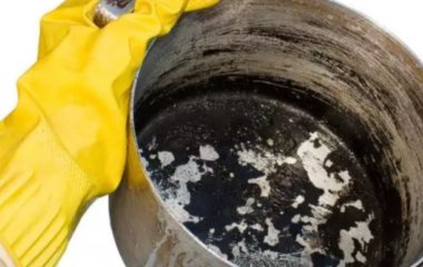 Лайфгак для чищення посуди від бруду та жиру за допомогою таблетки: розповідаємо якою