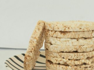 Чи корисні рисові хлібці: експерти пояснили, що насправді відбувається з організмом, коли ви їх їсте