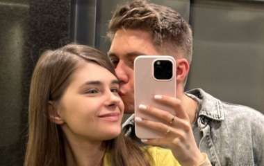 22-летняя жена Владимира Остапчука показала нежные поцелуи с шоуменом после продолжительной разлуки