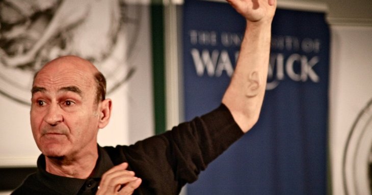 Художник імплантував собі вухо в руку — і воно може чути (фото)