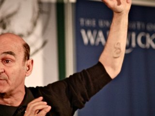 Художник імплантував собі вухо в руку — і воно може чути (фото)