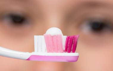 Лікар-ортодонт пояснив користь чищення зубів для захисту від коронавірусу