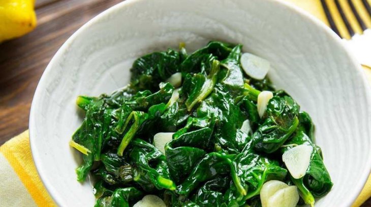 Чому варто полюбити зелене листя шпинату
