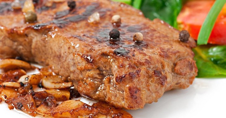Скільки часу треба запікати м’ясо, щоб було ніжним і соковитим: не пів години й не годину