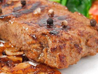 Скільки часу треба запікати м’ясо, щоб було ніжним і соковитим: не пів години й не годину