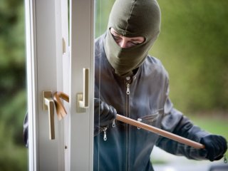 Грабіжник виліз на дах будівлі та прикинувся сонячною панеллю