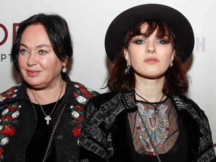 Дочь Ларисы Гузеевой в трусах и прозрачных колготках из-за полноты не смогла влезть ни в одну юбку