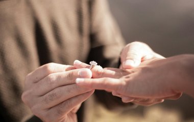 Чоловік розіграв затримання працівниками ТЦК, щоб освідчитися коханій: як відреагувала Мережа (відео)