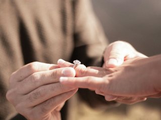 Чоловік розіграв затримання працівниками ТЦК, щоб освідчитися коханій: як відреагувала Мережа (відео)