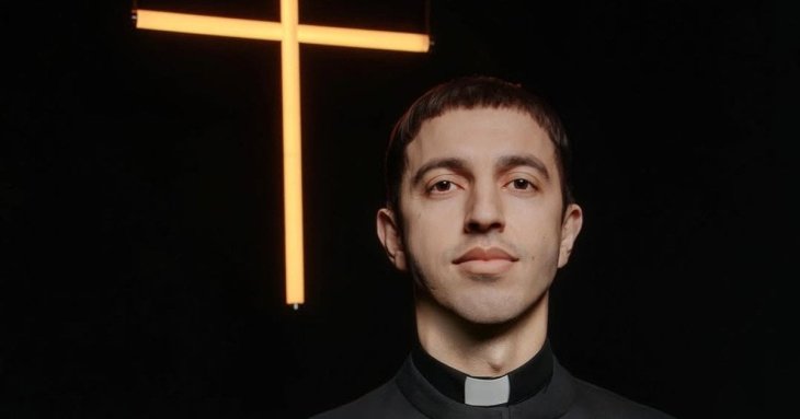 Одягнувся у священника і роздавав напої з 