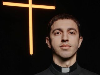 Одягнувся у священника і роздавав напої з 