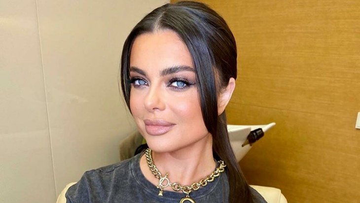 Темные вставки и утягивающие костюмы: похудевшую Королеву вывели на чистую воду