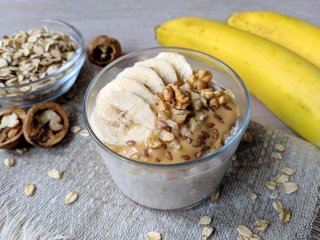 Оригинальный рецепт неоригинального блюда: как запечь овсянку с бананом