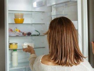 Не лимон і не кава: ось що найкраще прибирає запах у холодильнику — 7 простих і дієвих способів