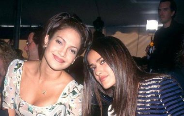 Сальма Гаек поздравила Дженнифер Лопес с 54-летием, застигнув их фото в молодости