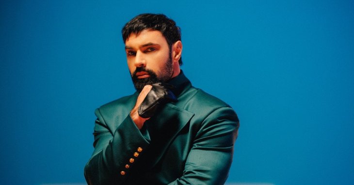 Мокрий Віталій Козловський з голим торсом захопив пристрасними танцями під зливою
