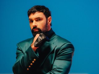Мокрий Віталій Козловський з голим торсом захопив пристрасними танцями під зливою