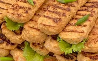 Смачно, ніжно і корисно: рецепт дуже простих курячих ковбасок