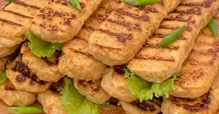 Смачно, ніжно і корисно: рецепт дуже простих курячих ковбасок