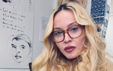 Мадонна розлютила появою на публіці в шапці-вушанці з символікою СРСР та в компанії росіян