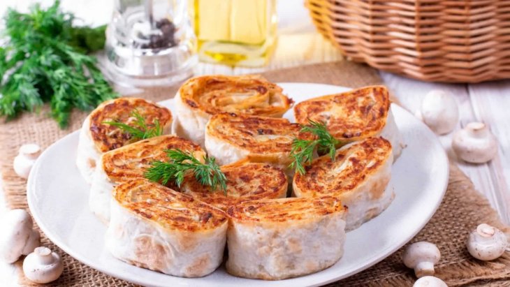 Как пицца, только быстрее: рецепт рулетиков из лаваша