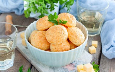 И взрослым, и детям: как приготовить сырные шарики с тестом